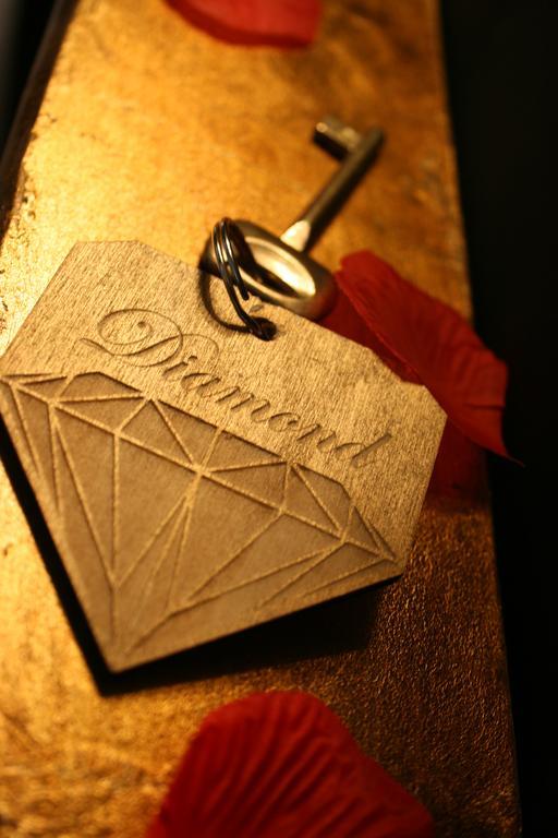 Crystal Rhome Rome Luaran gambar