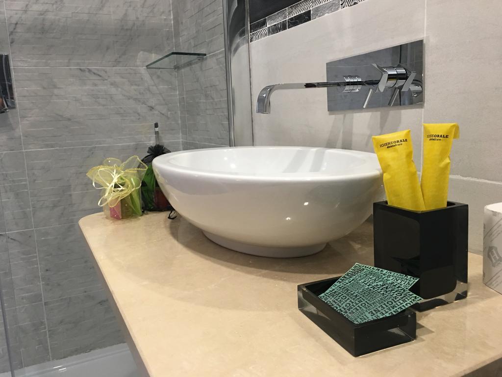 Crystal Rhome Rome Luaran gambar