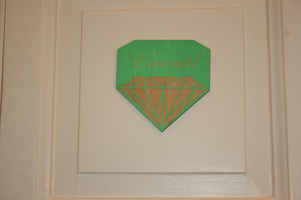 Crystal Rhome Rome Luaran gambar